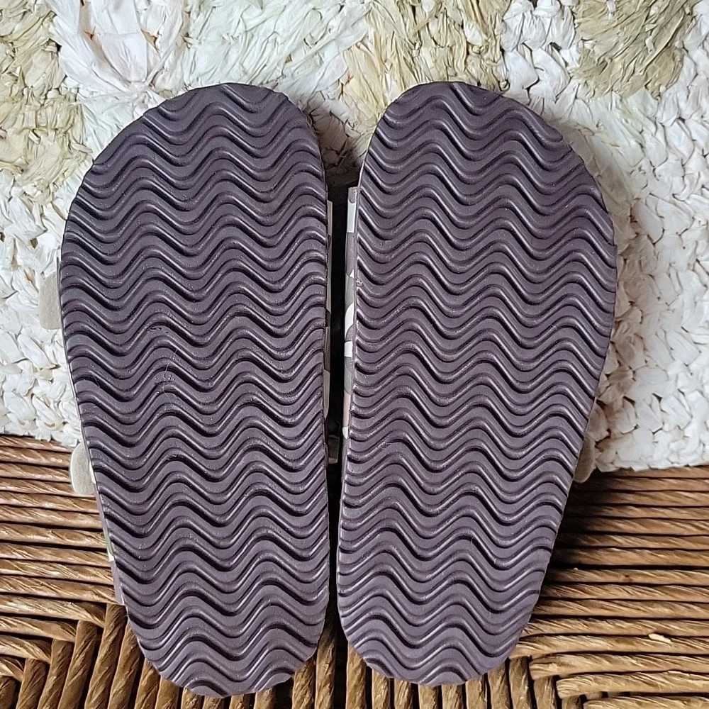 NWOT, Lily & Dan camo sandals, size 7/8